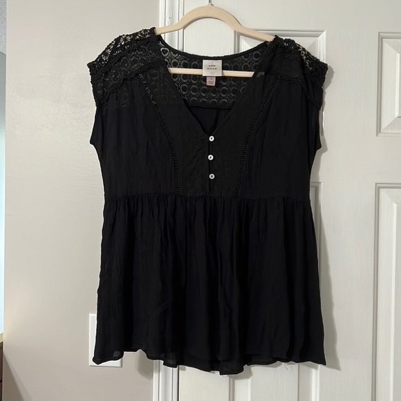 Black top - Picture 1 of 3